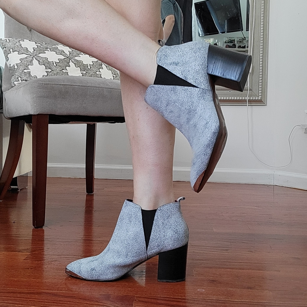 REPORT SIGNATURE  LEATHER BOOTIES SIZE 10